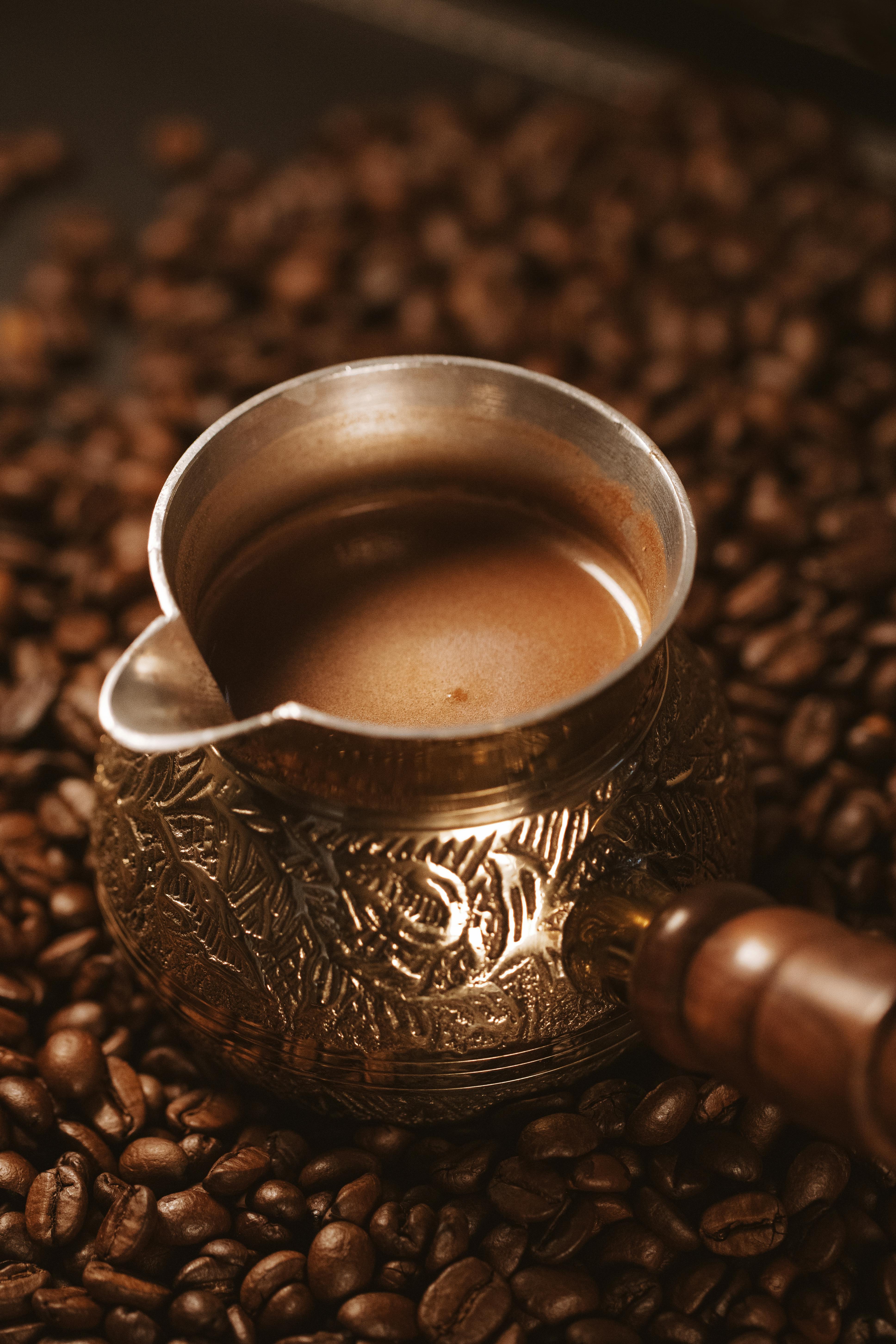 Porównanie ekspresów ciśnieniowych: automatyczny vs kolbowy – która droga prowadzi do idealnej kawy?